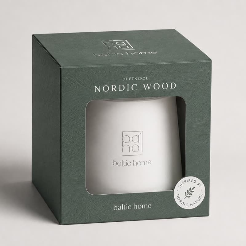 Duftkerze Nordic Wood in der grünen Faltschachtel