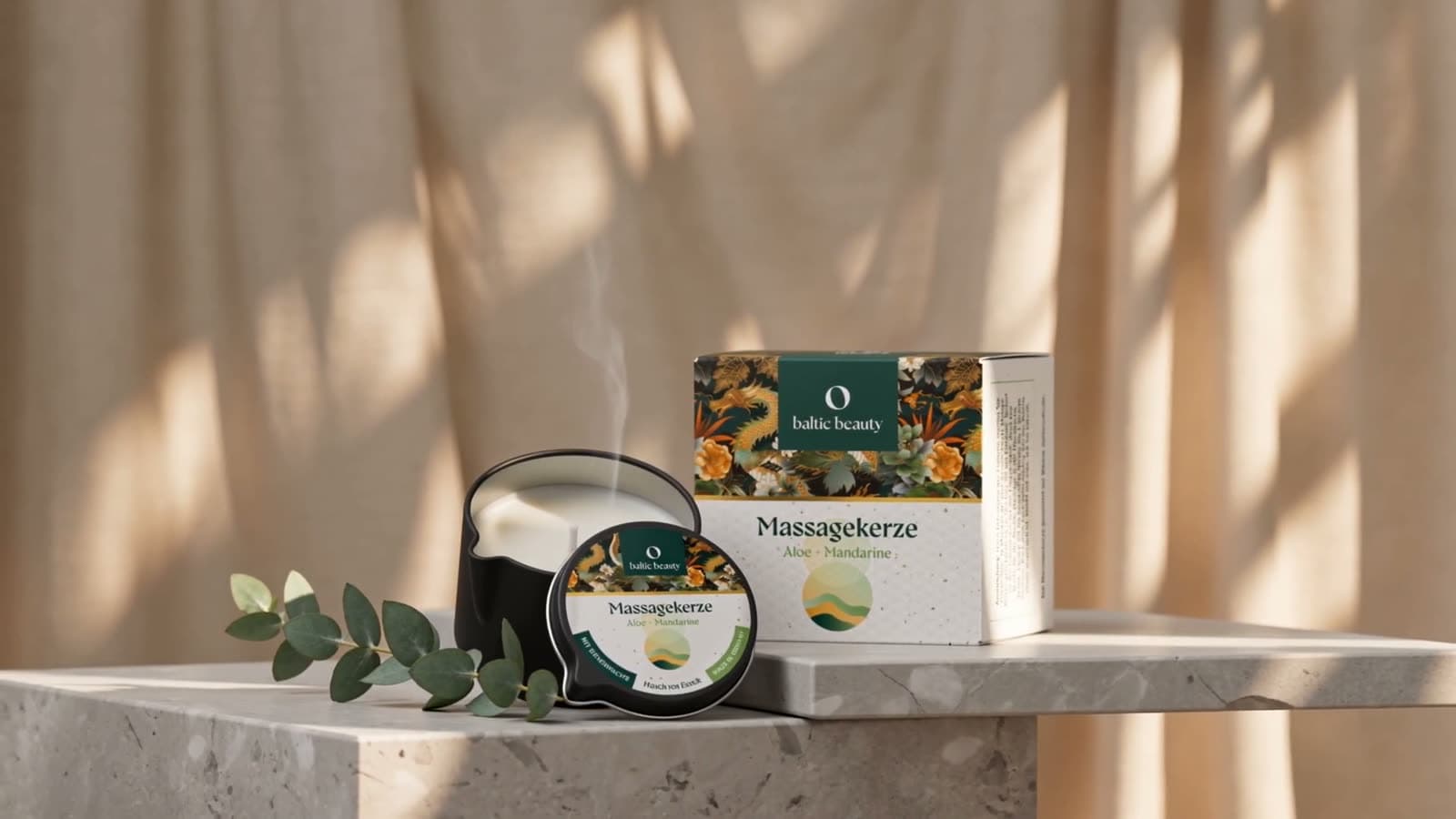 Baltic Beauty – Massagekerze mit Verpackung auf Marmor vor warmem Leinenvorhang